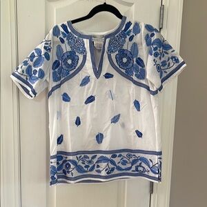 Gretchen scott
Woman’s short sleeve top
NWT